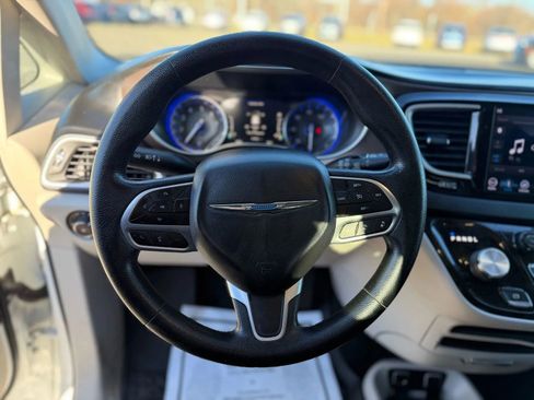 Used 2019 Chrysler Pacifica Touring Plus w/ Advanced Safetytec Group image 29