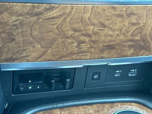 Used 2021 Nissan Armada SL w/ Captain's Chairs Package image 24