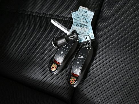 Certified 2025 Porsche Macan AWD image 26