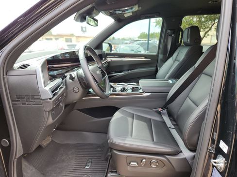 Used 2025 Cadillac Escalade ESV Luxury w/ LPO, Floor Liner Package AWD/4WD image 16
