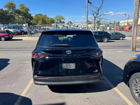Used 2024 Toyota Sienna LE image 7