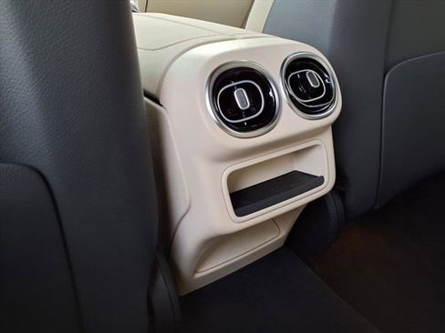 Used 2025 Mercedes-Benz GLC 300 image 19