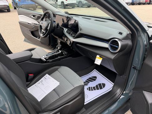 Used 2026 Chevrolet Trax LT w/ LT Convenience Package image 31