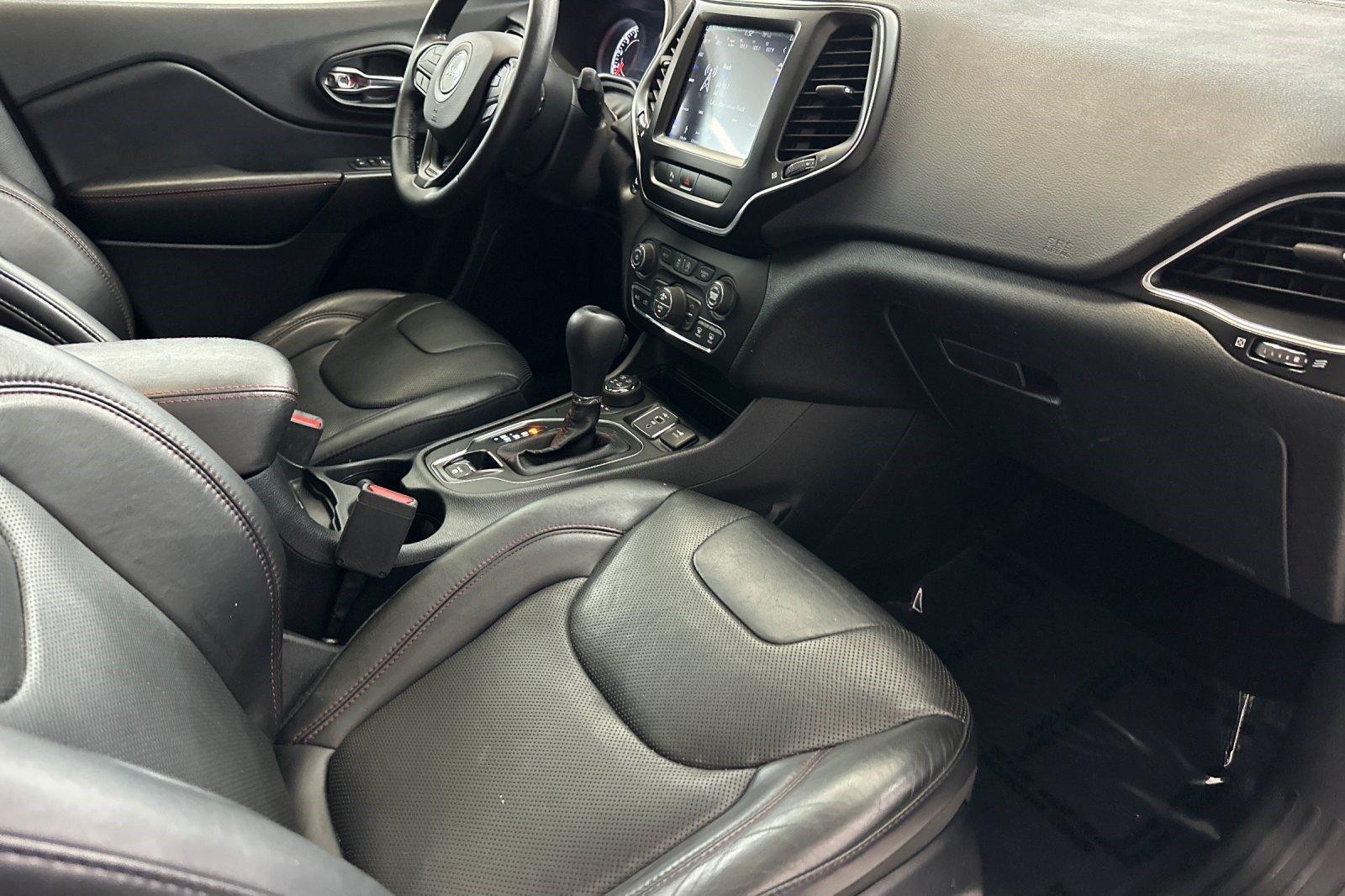 Used 2019 Jeep Cherokee Trailhawk AWD/4WD image 34