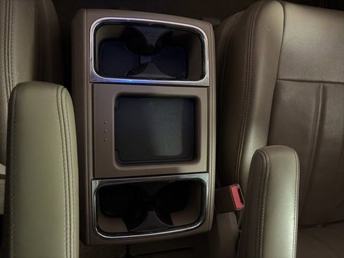 Used 2013 Chrysler Town & Country Touring image 29