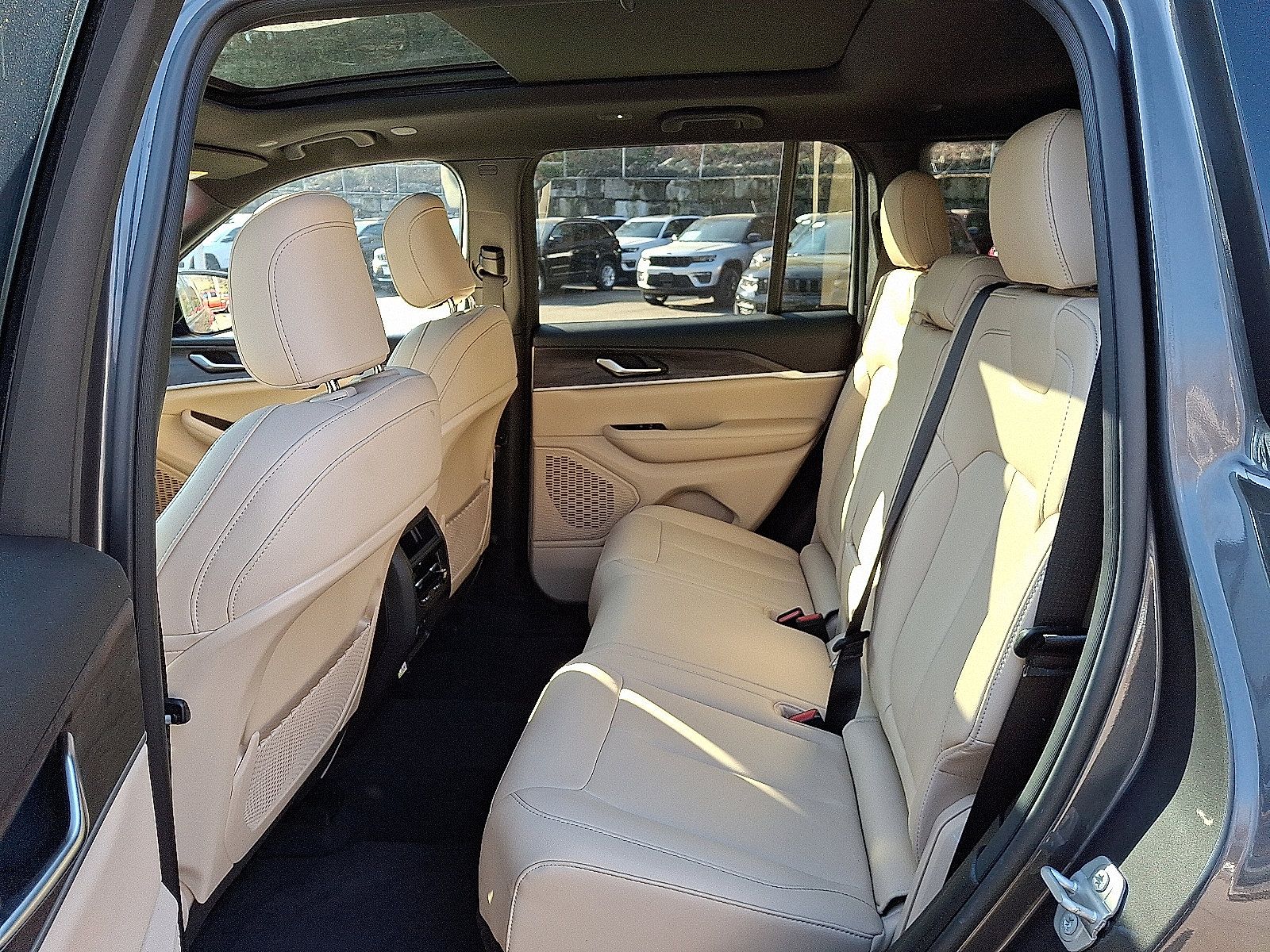 Certified 2023 Jeep Grand Cherokee Limited AWD/4WD image 11