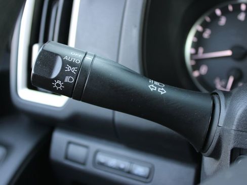 Used 2025 Nissan Frontier SV image 32