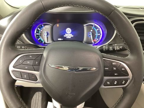 Used 2024 Chrysler Pacifica Limited FWD image 13