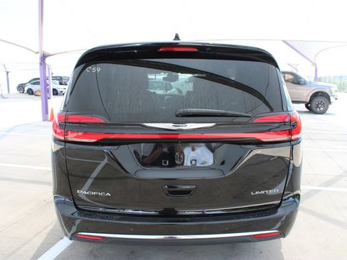 Used 2026 Chrysler Pacifica Limited FWD image 4