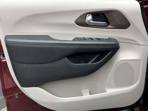 Used 2018 Chrysler Pacifica Touring Plus FWD image 6
