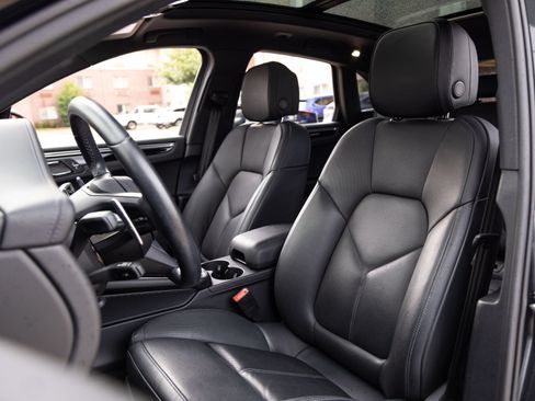 Certified 2024 Porsche Macan AWD/4WD image 4