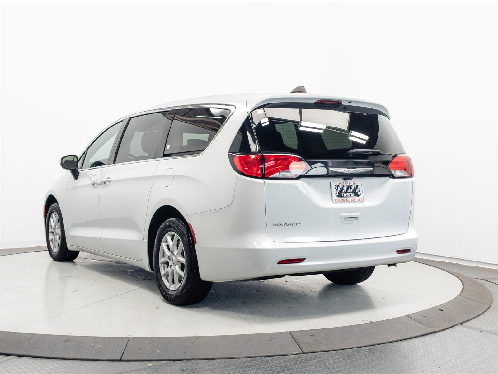 Used 2023 Chrysler Voyager LX FWD image 10