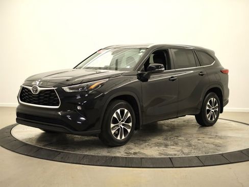 Certified 2023 Toyota Highlander XLE image 7