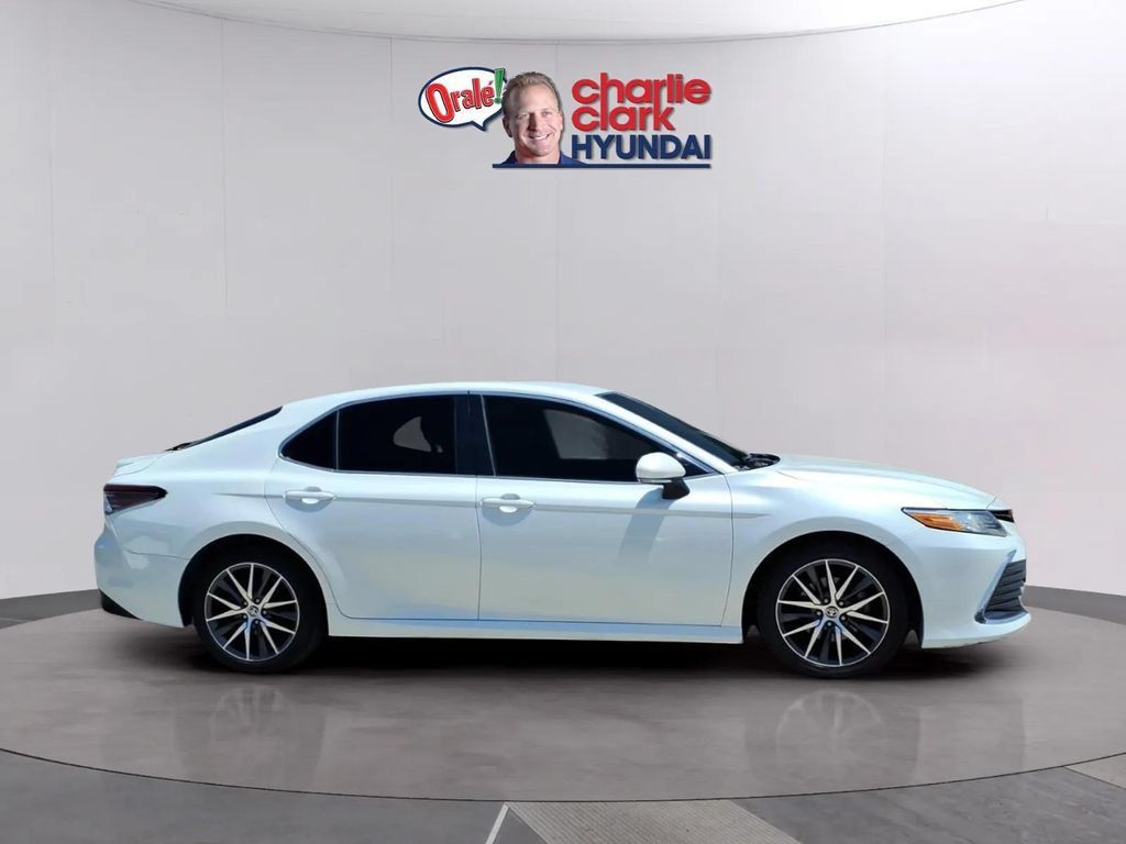 Used 2022 Toyota Camry XLE FWD image 6