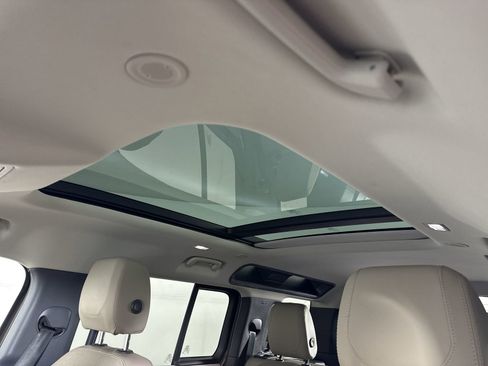 Used 2021 Land Rover Defender 110 SE image 18