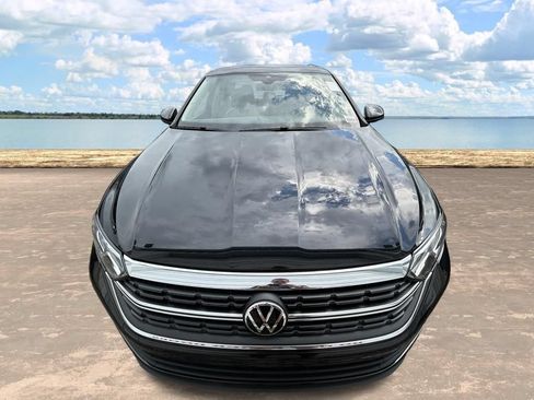 Used 2023 Volkswagen Jetta SE FWD image 2