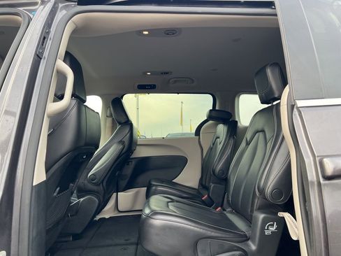 Used 2023 Chrysler Pacifica Touring-L image 26