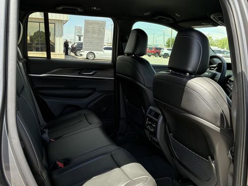 Used 2025 Jeep Grand Cherokee Limited w/ Black Appearance Package AWD/4WD image 6
