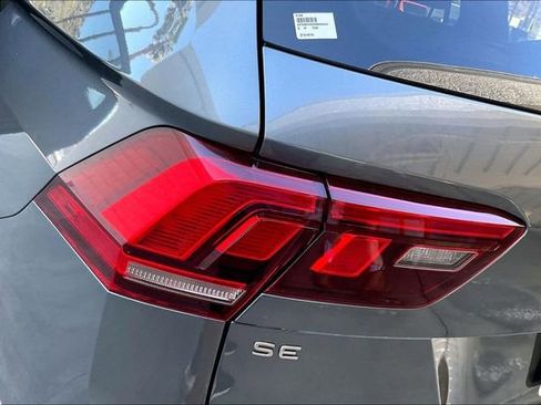 Used 2022 Volkswagen Tiguan SE w/ Panoramic Sunroof Package image 28