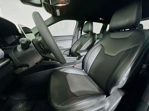 Used 2024 Jeep Compass Latitude image 12