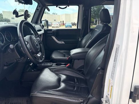 Used 2015 Jeep Wrangler Unlimited Rubicon w/ Connectivity Group AWD/4WD image 10