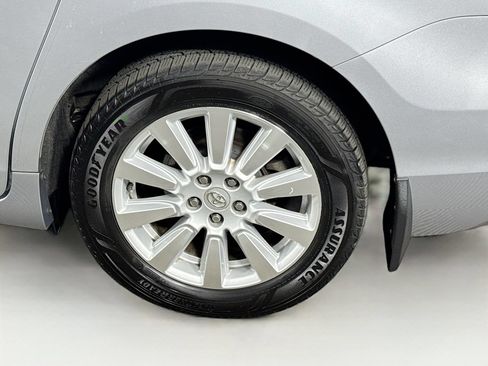 Used 2017 Toyota Sienna XLE Premium AWD/4WD image 9