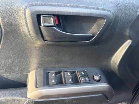 Used 2019 Toyota Tacoma SR5 AWD/4WD image 10