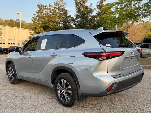 Used 2025 Toyota Highlander XLE image 2