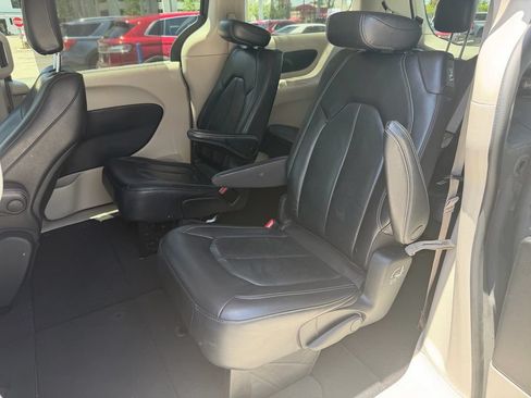 Used 2022 Chrysler Pacifica Touring-L FWD image 12