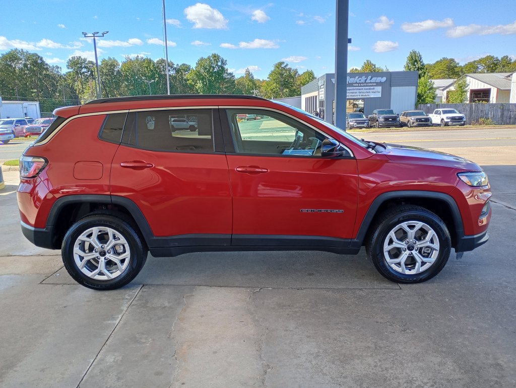 Used 2025 Jeep Compass Latitude w/ Sun & Sound Group AWD/4WD image 6