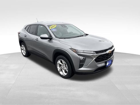 Used 2024 Chevrolet Trax LS w/ LS Convenience Package FWD image 9