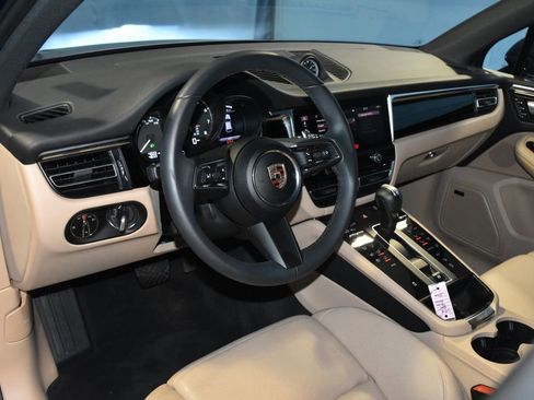 Certified 2025 Porsche Macan image 4