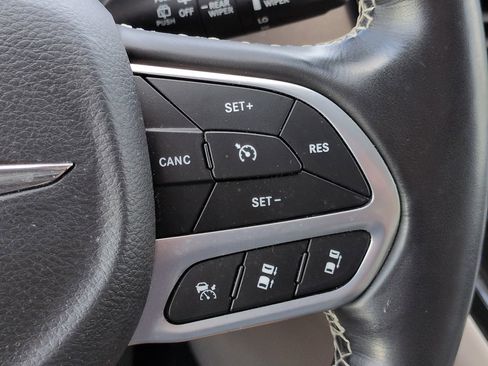 Used 2021 Chrysler Pacifica Touring-L FWD image 25