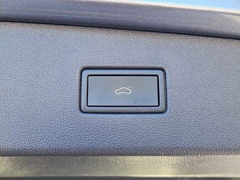 Certified 2022 Volkswagen Tiguan SEL R-Line image 19