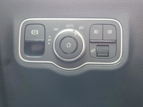 Used 2025 Mercedes-Benz C 300 Sedan image 34