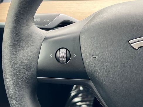 Used 2022 Tesla Model Y Long Range AWD/4WD image 27