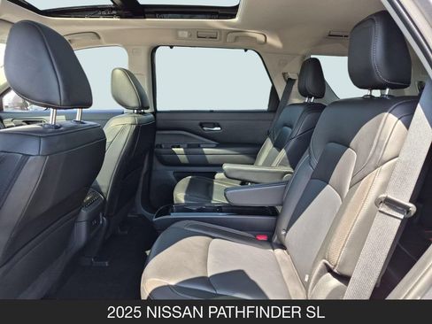Used 2025 Nissan Pathfinder SL w/ SL Premium Package FWD image 17