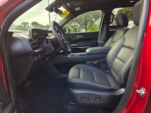 Used 2025 Chevrolet Traverse High Country FWD image 12