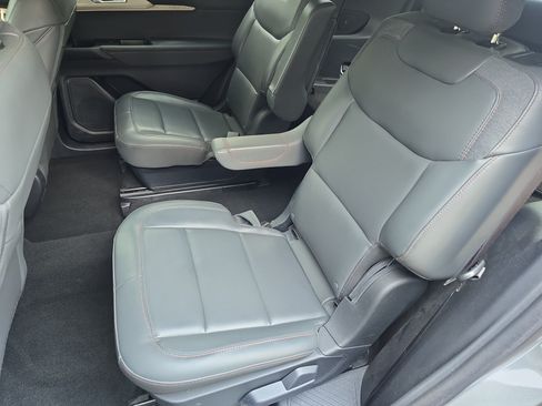 Used 2025 Ford Explorer Active w/ Active Comfort Package AWD/4WD image 15