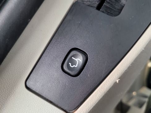 Used 2015 Chrysler Town & Country Touring image 9