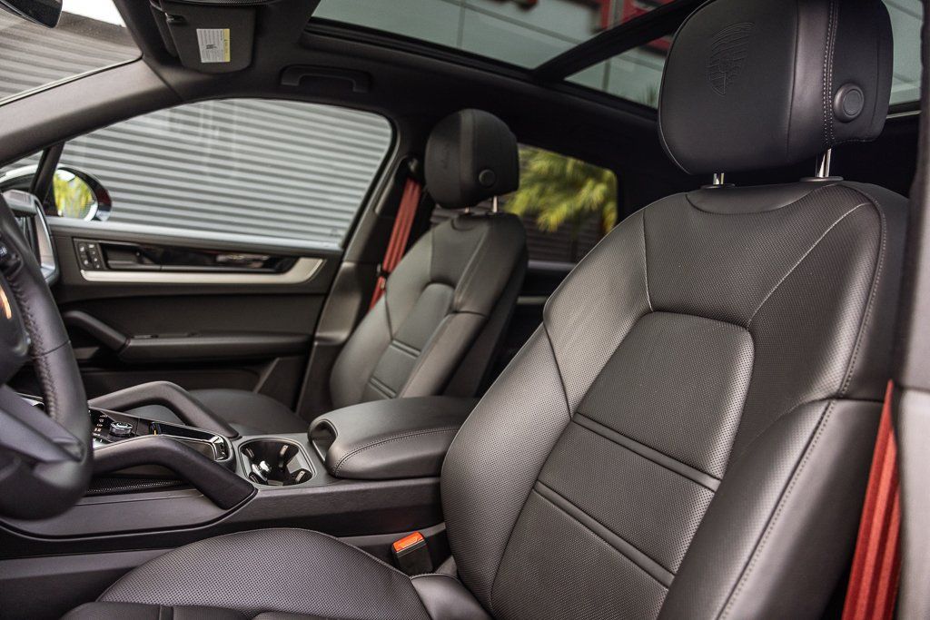 Certified 2025 Porsche Cayenne E-Hybrid AWD/4WD image 5
