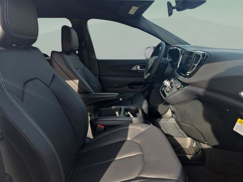 New 2026 Chrysler Voyager LX FWD image 19