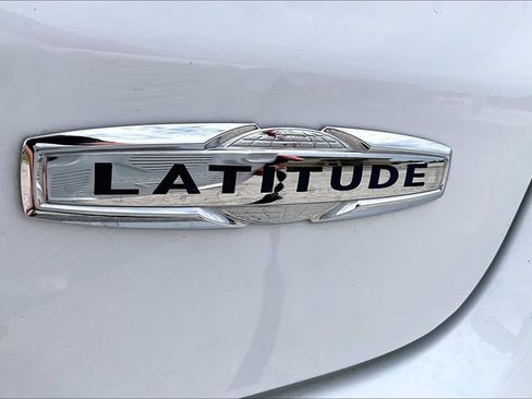 Used 2024 Jeep Compass Latitude AWD/4WD image 8