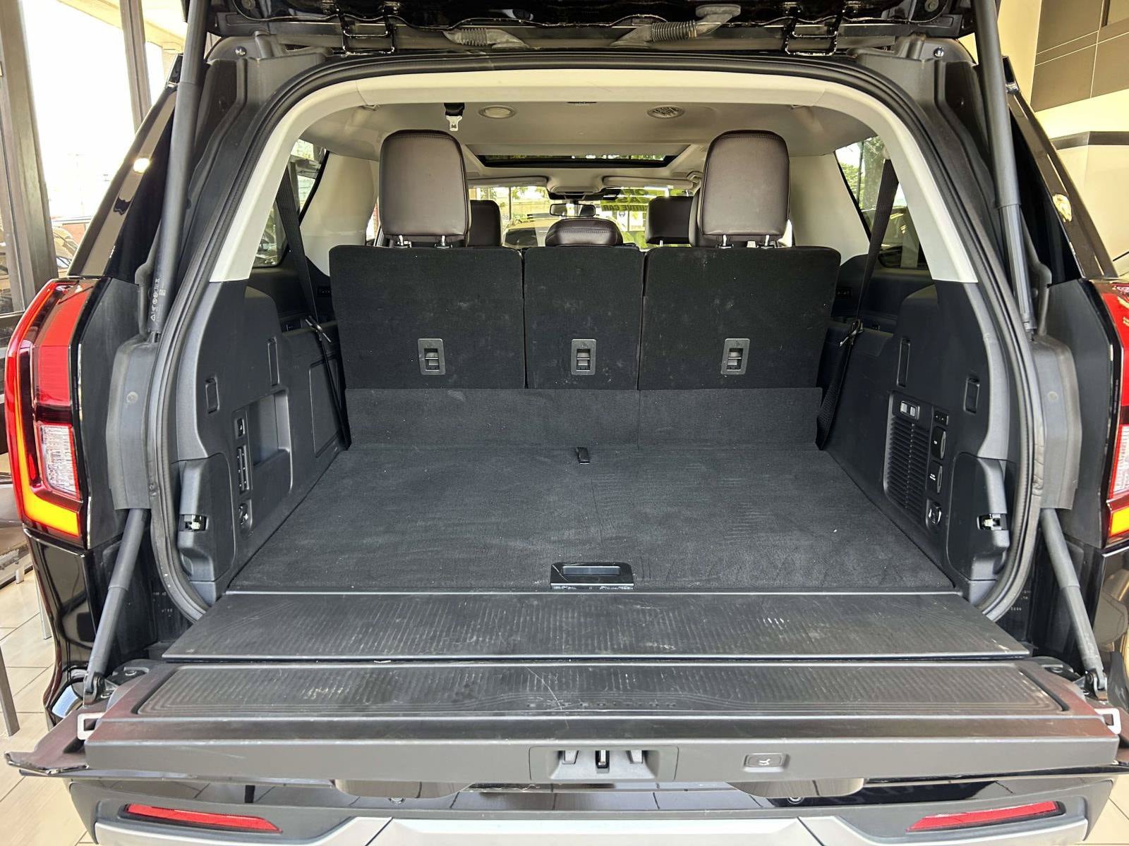 Used 2025 Ford Expedition Max Platinum w/ Platinum Ultimate Package AWD/4WD image 12