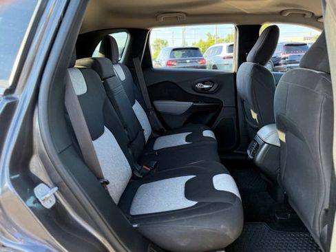 Used 2014 Jeep Cherokee Latitude w/ Cold Weather Group FWD image 18