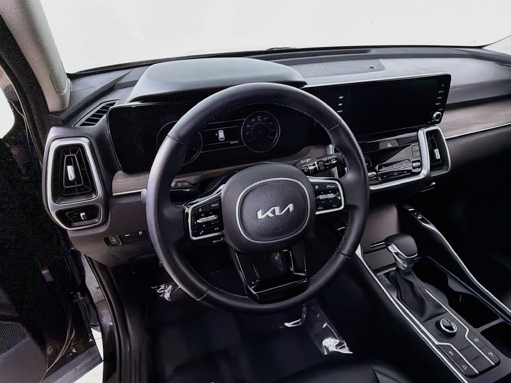 Used 2023 Kia Sorento S w/ Panoramic Sunroof Package AWD/4WD image 11