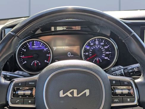 Used 2022 Kia Carnival EX image 33