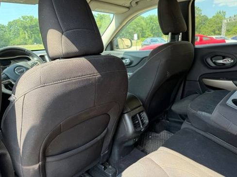 Used 2018 Jeep Cherokee Latitude w/ Cold Weather Group AWD/4WD image 9