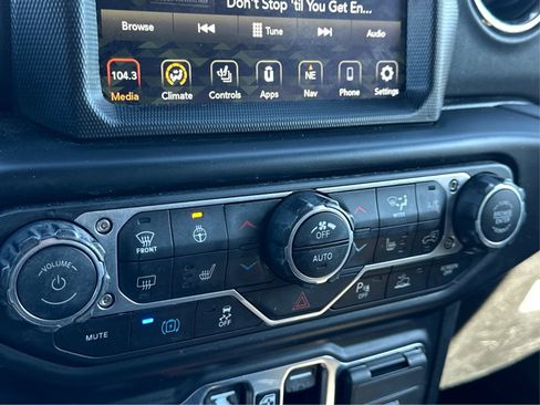 Used 2022 Jeep Wrangler Unlimited Sahara AWD/4WD image 15