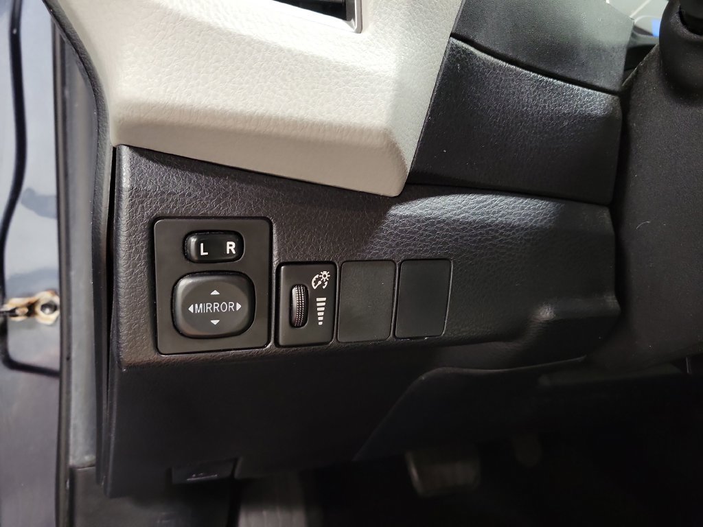 Used 2015 Toyota Corolla LE FWD image 27